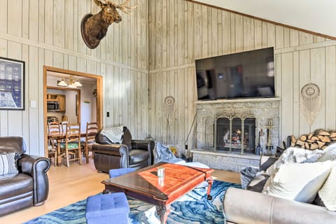Game Room, Fire Pit: Family-Friendly Poconos Haven House in Middle Smithfield