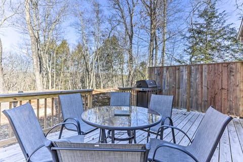 Game Room, Fire Pit: Family-Friendly Poconos Haven House in Middle Smithfield