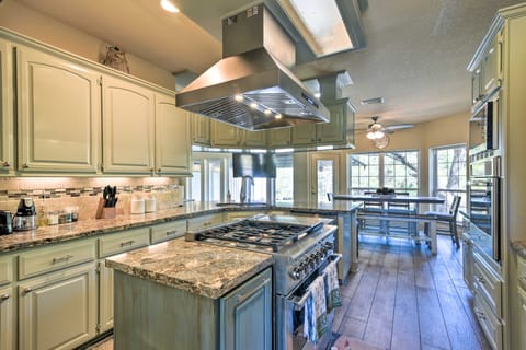 Waterfront Family Home w/ Patio in Hitchcock House in La Marque