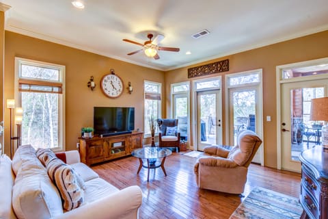 West Union Townhome w/ Patio & Lake View Apartment in Lake Keowee