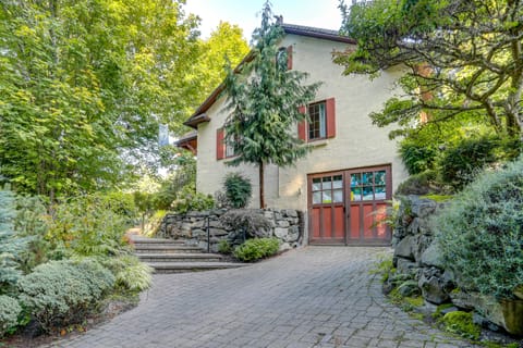 1 Mi to Park & Waterfront! Seattle Home w/ Balcony Cottage in Ballard