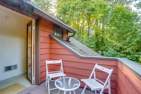 1 Mi to Park & Waterfront! Seattle Home w/ Balcony Cottage in Ballard