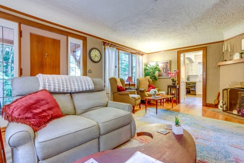 1 Mi to Park & Waterfront! Seattle Home w/ Balcony Cottage in Ballard