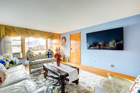 Oak Lawn Apartment ~ 2 Mi to Ford City Mall! Apartment in Burbank