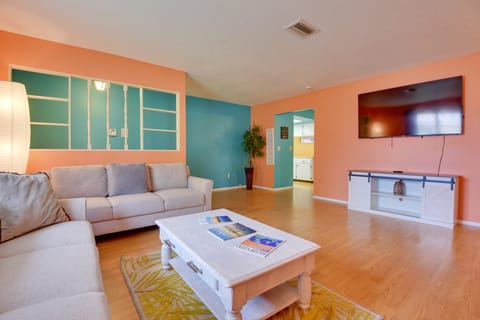 'Colorful Cottage' w/ Lanai: 7 Mi to Cortez Beach! House in Bradenton