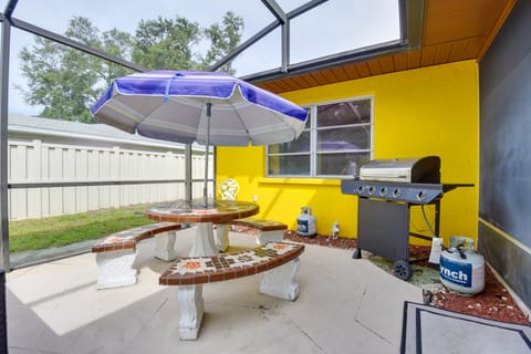 'Colorful Cottage' w/ Lanai: 7 Mi to Cortez Beach! House in Bradenton