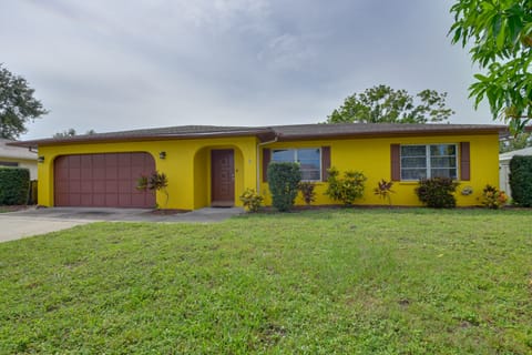 'Colorful Cottage' w/ Lanai: 7 Mi to Cortez Beach! House in Bradenton