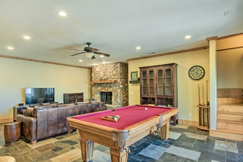 Hot Tub & Fire Pit: Getaway Near Nantahala Gorge! House in Tennessee