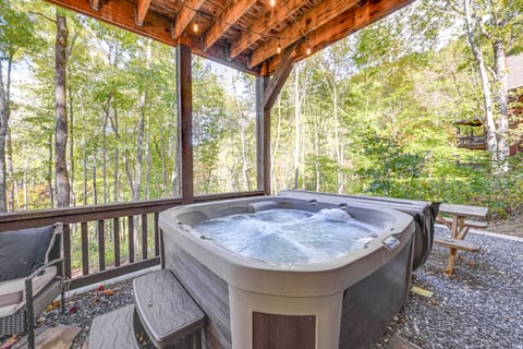 Hot Tub & Fire Pit: Getaway Near Nantahala Gorge! House in Tennessee