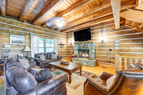 Hot Tub & Fire Pit: Getaway Near Nantahala Gorge! House in Tennessee