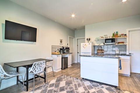 Comfy Asheville Vacation Rental w/ Hot Tub! Apartment in Asheville