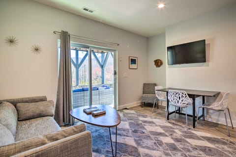 Comfy Asheville Vacation Rental w/ Hot Tub! Apartment in Asheville