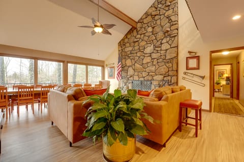 15 Mi to University of Memphis: Getaway w/ Games House in Southaven