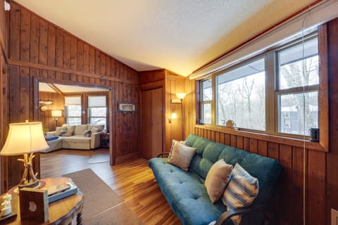 1/2 Mi to Skiing! Beech Mountain Cabin w/ Deck House in Beech Mountain