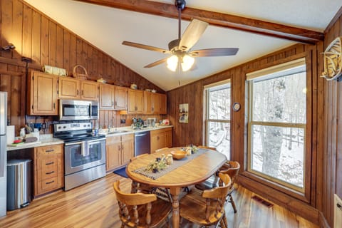 1/2 Mi to Skiing! Beech Mountain Cabin w/ Deck House in Beech Mountain