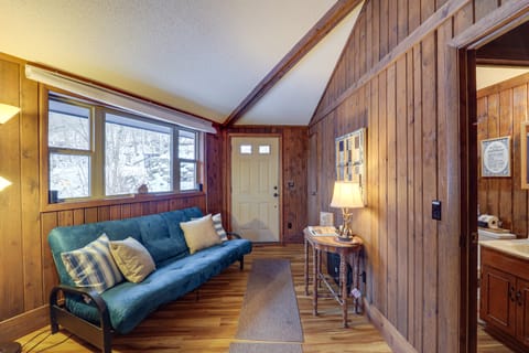 1/2 Mi to Skiing! Beech Mountain Cabin w/ Deck House in Beech Mountain