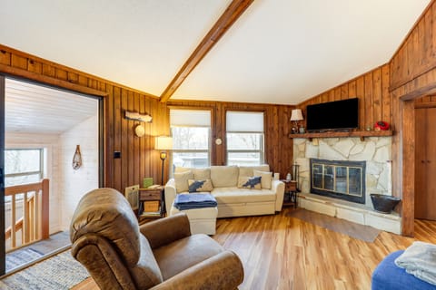 1/2 Mi to Skiing! Beech Mountain Cabin w/ Deck House in Beech Mountain