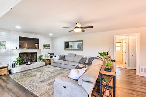 Townville Lake House w/ Private Dock, Kayaks! House in Lake Hartwell