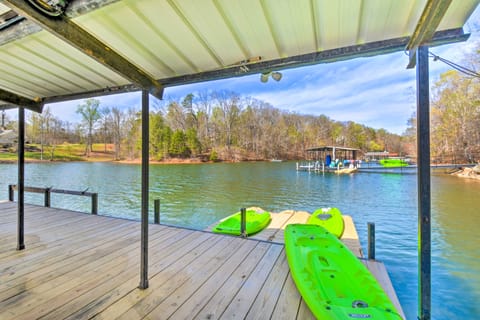 Townville Lake House w/ Private Dock, Kayaks! House in Lake Hartwell