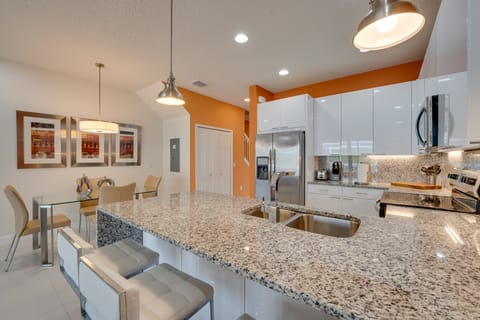 Townhome w/ Lanai ~ 9 Mi to Disney! Apartment in Four Corners