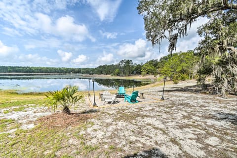 Hawthorne Hideaway w/ Waterfront Fire Pit! House in Florida