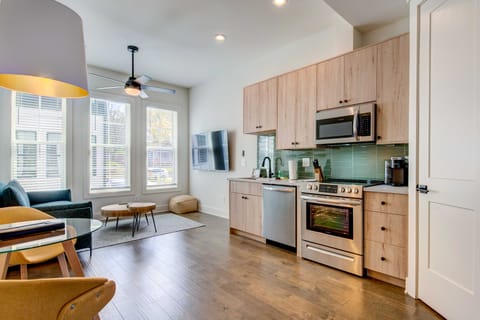 Modern ATL Getaway < 3 Mi to Mercedes-Benz Stadium Apartment in Atlanta