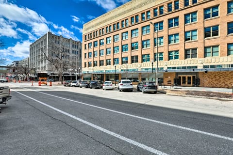 Walk to UNL Campus: Dtwn Lincoln Loft Apt! Apartment in Lincoln