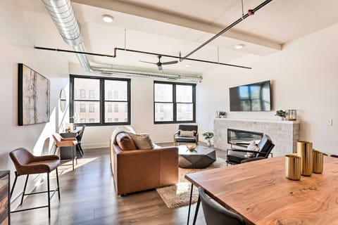 Walk to UNL Campus: Dtwn Lincoln Loft Apt! Apartment in Lincoln