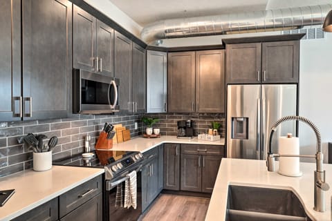 Walk to UNL Campus: Dtwn Lincoln Loft Apt! Apartment in Lincoln