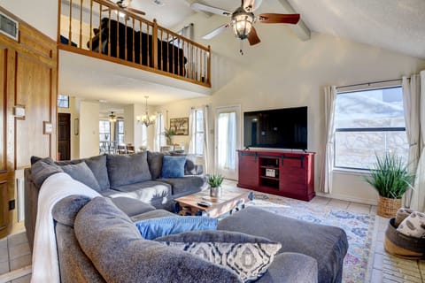 4 Mi to Joe Pool Lake: Home in Grand Prairie House in Arlington