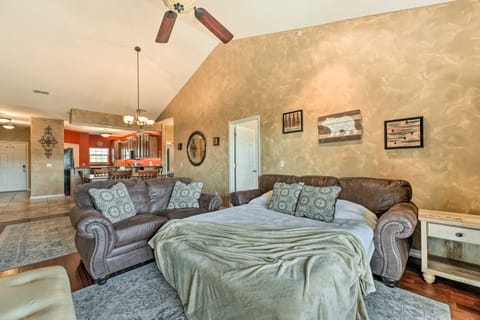 Spacious Branson Condo on Table Rock Lake! Apartment in Indian Point