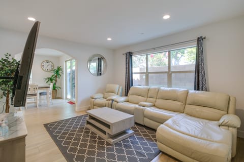 Pet-Friendly Paramount Home, 16 Mi to Los Angeles! House in Compton