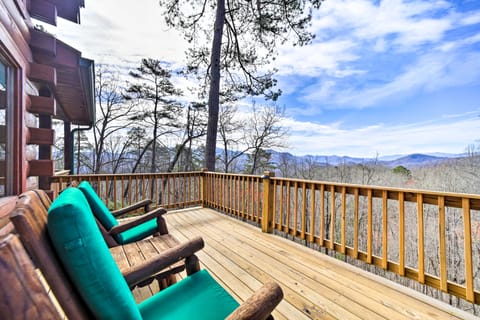 Smoky Mountain Cabin Rental w/ Hot Tub + Fire Pit! House in Swain County