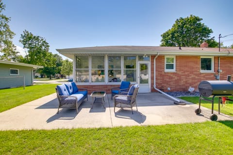 Walk to Lambeau Field: Green Bay Retreat House in Ashwaubenon