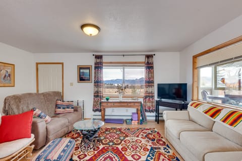 Ideally Located Taos Vacation Rental w/ Gas Grill House in Ranchos De Taos