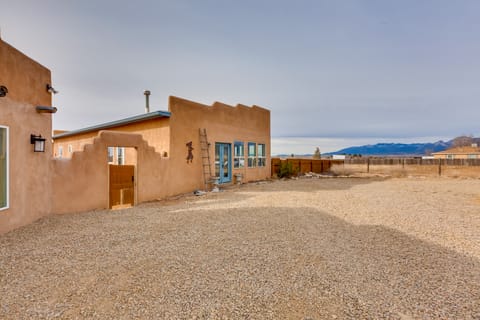 Ideally Located Taos Vacation Rental w/ Gas Grill House in Ranchos De Taos