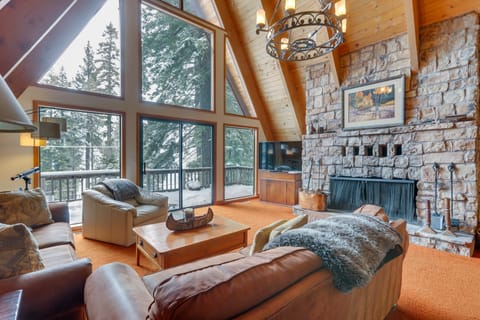 Donner Lake Views: Rustic Truckee Cabin! House in Truckee