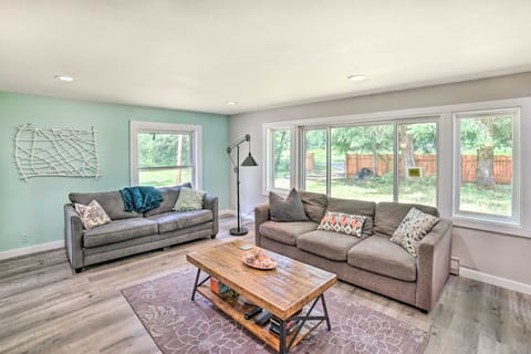 Mtn-View Deck & Fire Pit: Modern Gold Bar Escape House in Baring