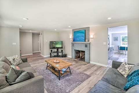 Mtn-View Deck & Fire Pit: Modern Gold Bar Escape House in Baring