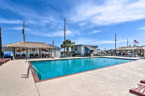 Walk to Sea Isle Beach: Group Getaway w/ Deck! House in Galveston Island