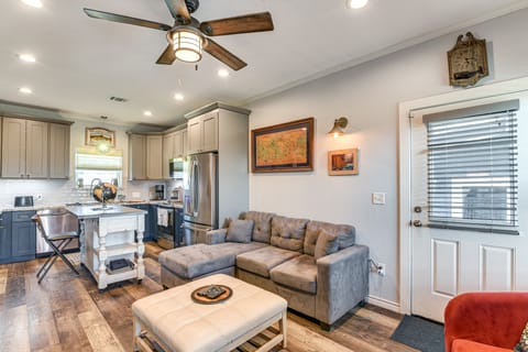 Walk to Sea Isle Beach: Group Getaway w/ Deck! House in Galveston Island