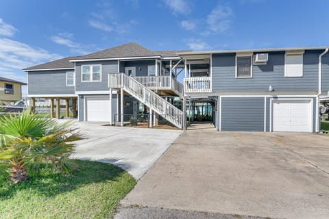 Walk to Sea Isle Beach: Group Getaway w/ Deck! House in Galveston Island