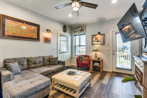 Walk to Sea Isle Beach: Group Getaway w/ Deck! House in Galveston Island