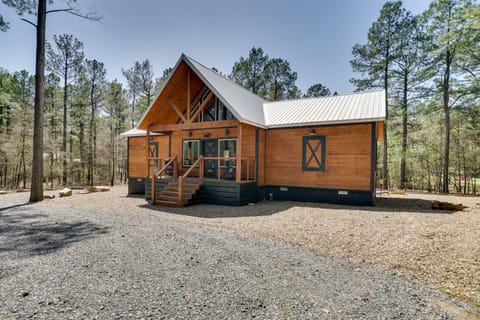 Family-Friendly Broken Bow Cabin Rental w/ Hot Tub House in Broken Bow