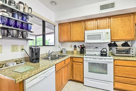 < 1 Mi to Golf: Home w/ Screened Porch in Sun City House in Sun City West