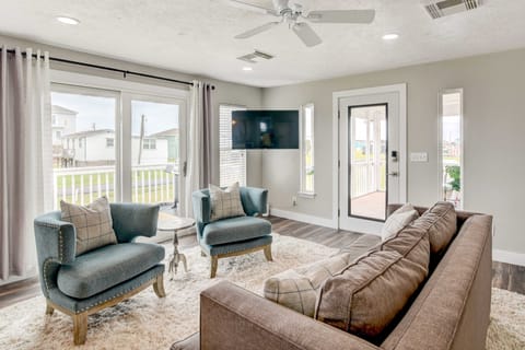 Walk to Beach & Bay: Galveston Home w/ Pier Access House in Galveston Island