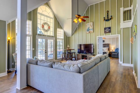 Dock & Fire Pit: Stunning Lake Sinclair Home! House in Lake Sinclair