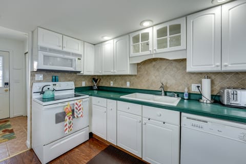 Lakefront Michigan Cottage - Deck, Grill & Kayaks! Cottage in Michigan