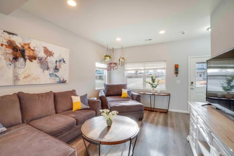 Fire Pit & Shuffleboard: Suburban Denver Home House in Thornton