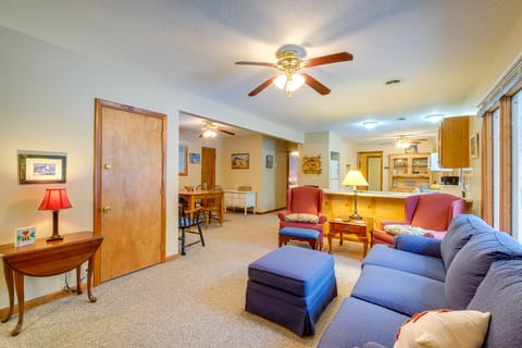 Cozy Cottage w/ Sunroom - Walk to Higgins Lake! Cottage in Michigan